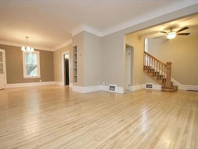 Building Photo - Gorgeous 5 Bedroom Home in Coveted SE Neig...
