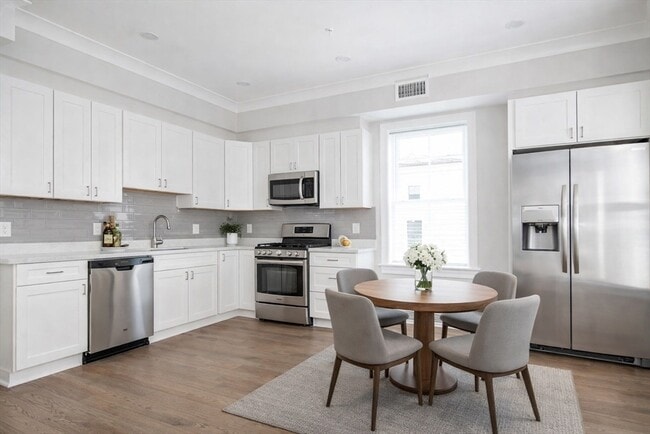 Building Photo - 68 Day St Unit 2