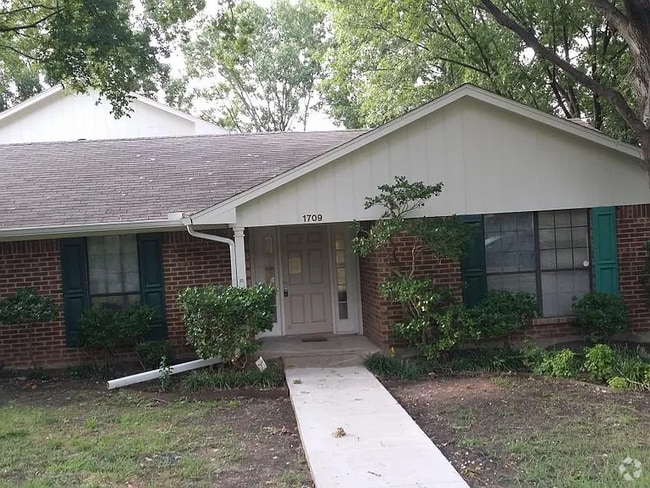 Building Photo - 1709 Woodlawn Pkwy Rental