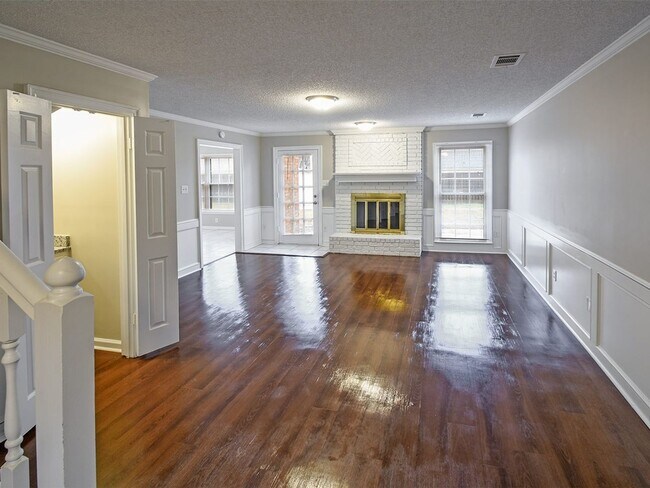 Photo - 4 bed, 2.5 bath home with great curb appeal near 385.