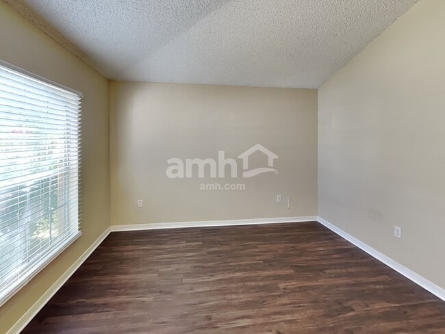 Photo - 635 Sedgewood Cir