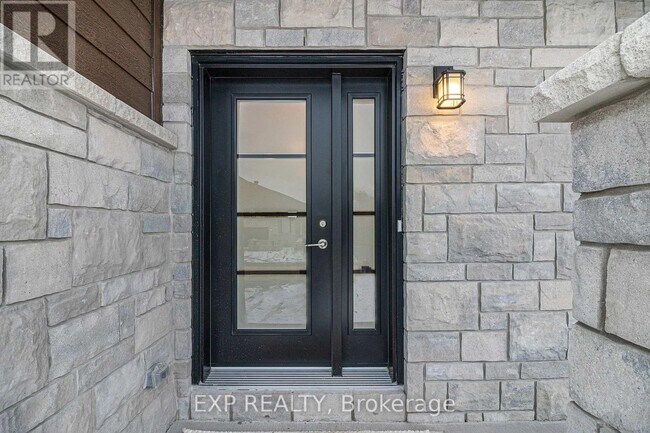 Photo - 914 Chablis Cres