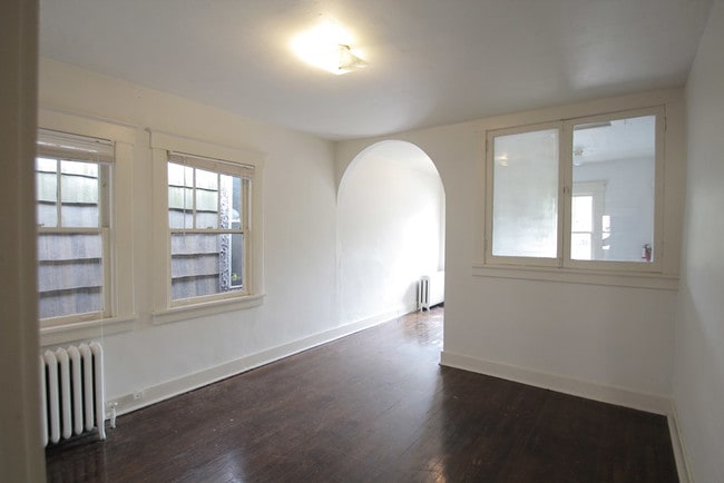 Building Photo - 311 Franklin Ave Unit 4