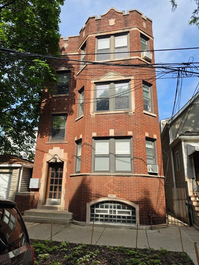 Building Photo - 4321 N Leavitt St