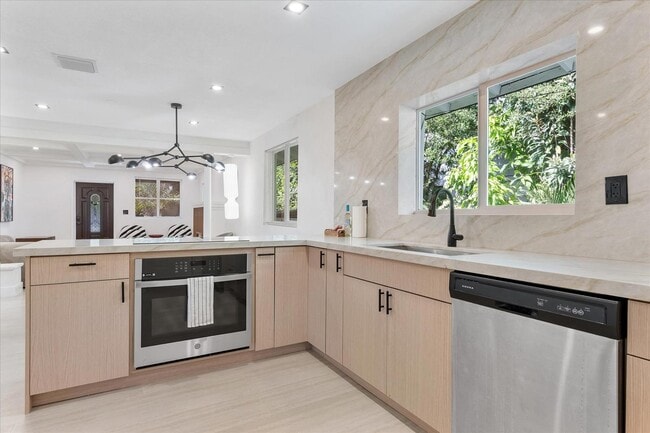 117 NE 48th St