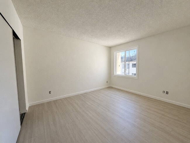 Pisos, pintura y encimeras completamente nuevos. - Western Serrano Ave Apartments
