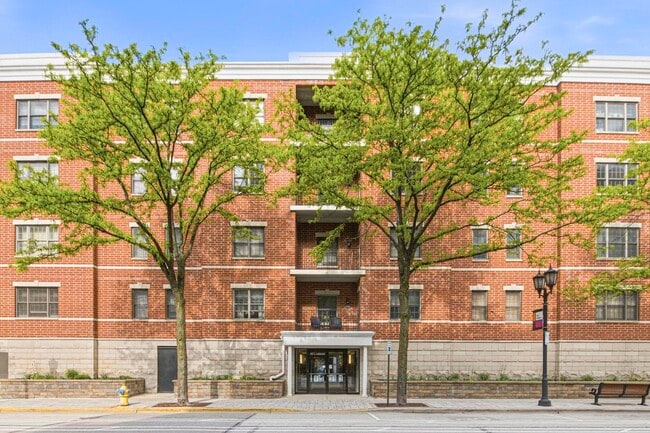Building Photo - 200 N Addison Ave Unit 501