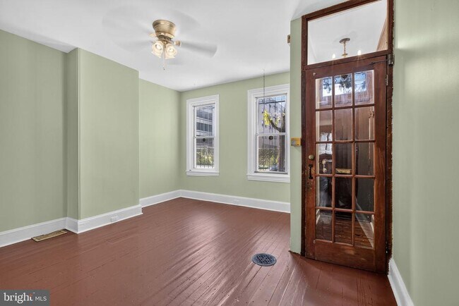 Photo - 4051 Ludlow St