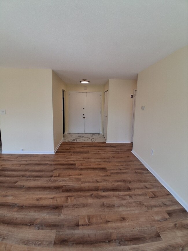 1004 Paradise Rd Unit 2M