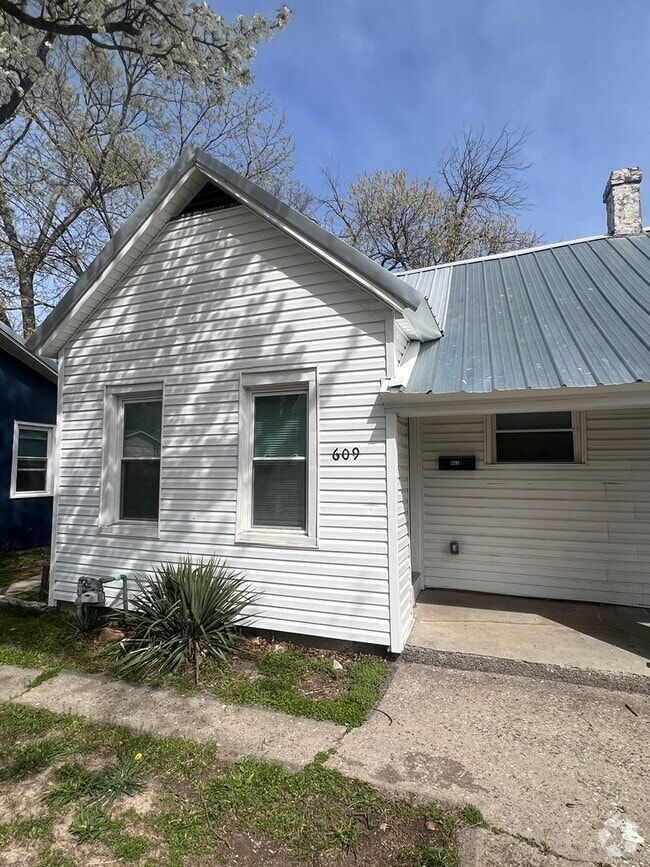 Building Photo - 832 S Moffet Ave Unit 609 W 9th St Rental
