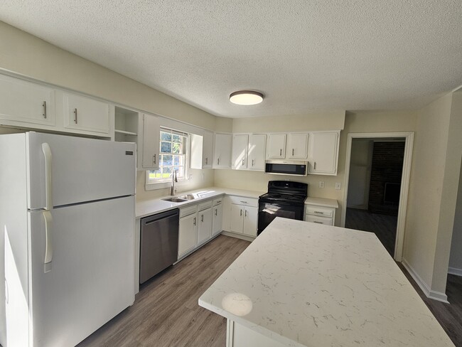 Photo - 404 Millhouse Rd