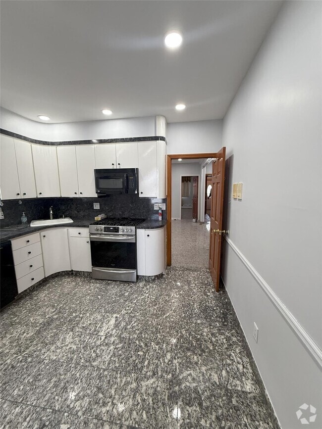 Building Photo - 66-18 75th St Unit 1ST FLOOR Rental