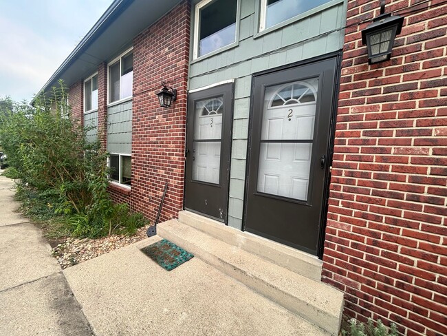 Building Photo - 2-Bed/1.5-Bath Longmont Townhome