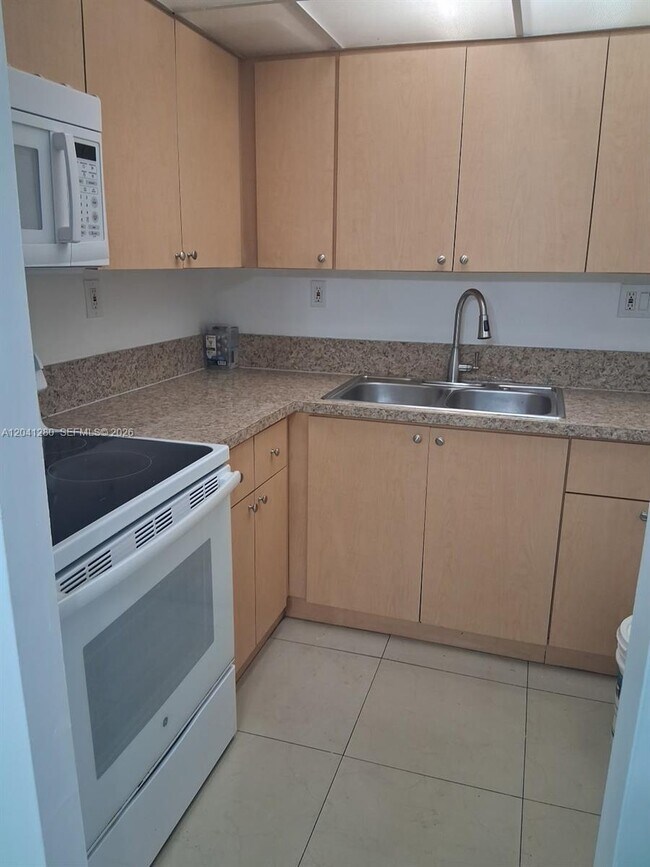 Photo - 4675 W 18th Ct Unidad 606
