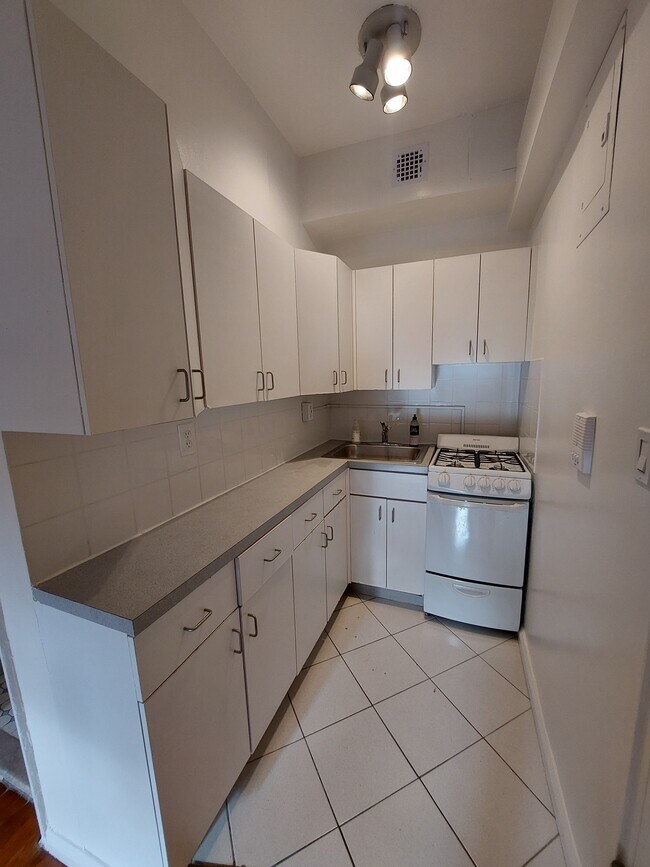 Kitchen - 156 W 95th St Unit 3B