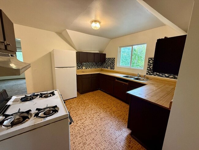 Building Photo - 902 Kickbusch St Unit Upper Rental