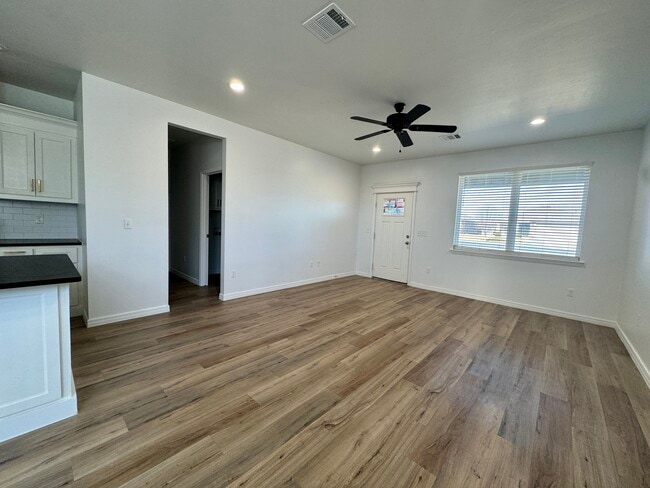 Photo - 704 Hornady St