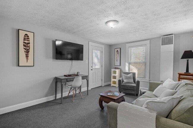 Building Photo - 65 S Elm St Unit 4