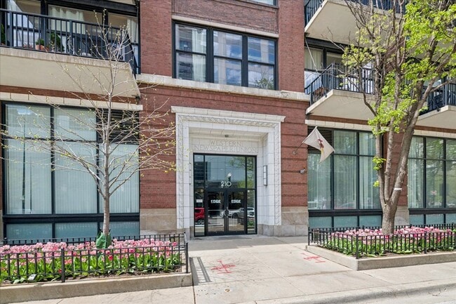 Photo - 210 S Desplaines St