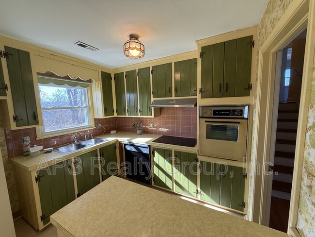 Photo - 4924 Stonington Rd SW