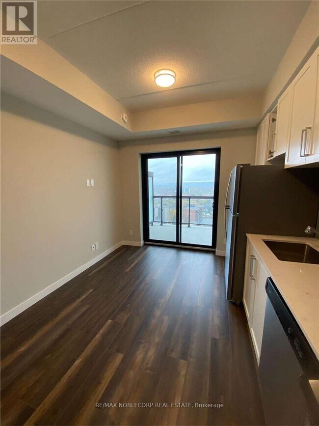 Photo - 15 Queen St S