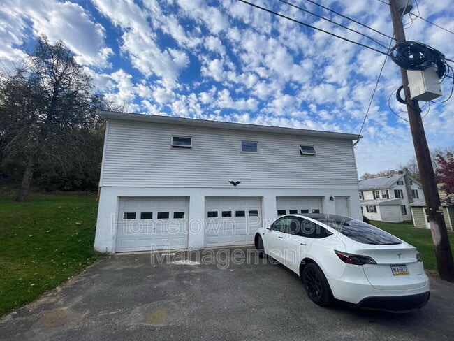 Building Photo - 272 River Rd