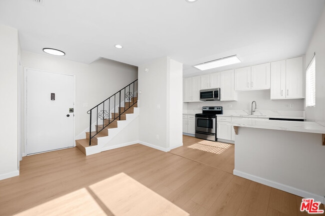 Photo - 1206 S Holt Ave Unidad 4