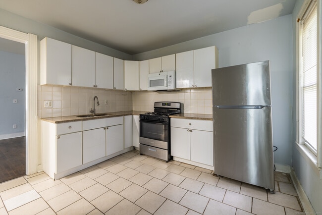 Building Photo - 383 Myrtle Ave Unit 1st Floor Rental