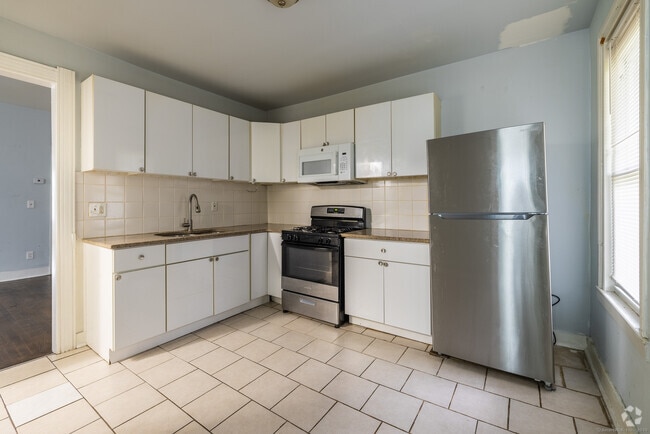 Building Photo - 383 Myrtle Ave Unit 1st Floor Rental