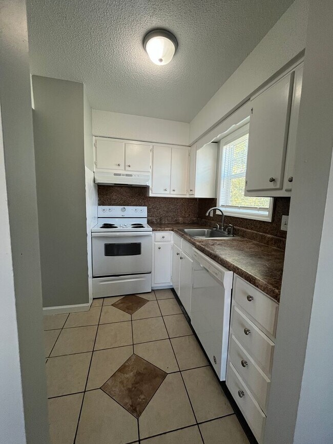 Building Photo - 2213 Jonathan Dr NW Unit Apartment D