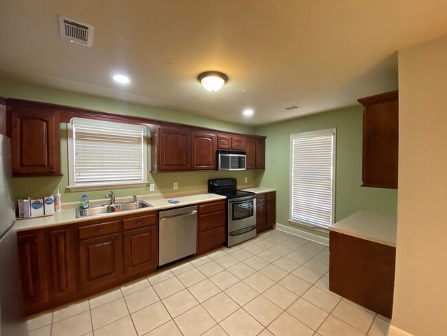 Photo - 3bed/2bath Home with fenced yard located outside the bypass