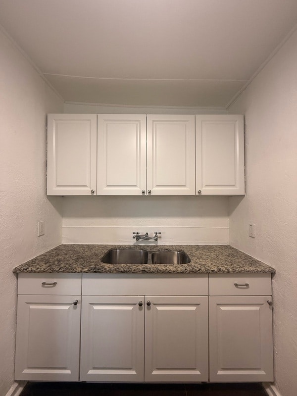 Photo - 1131 Queen St N