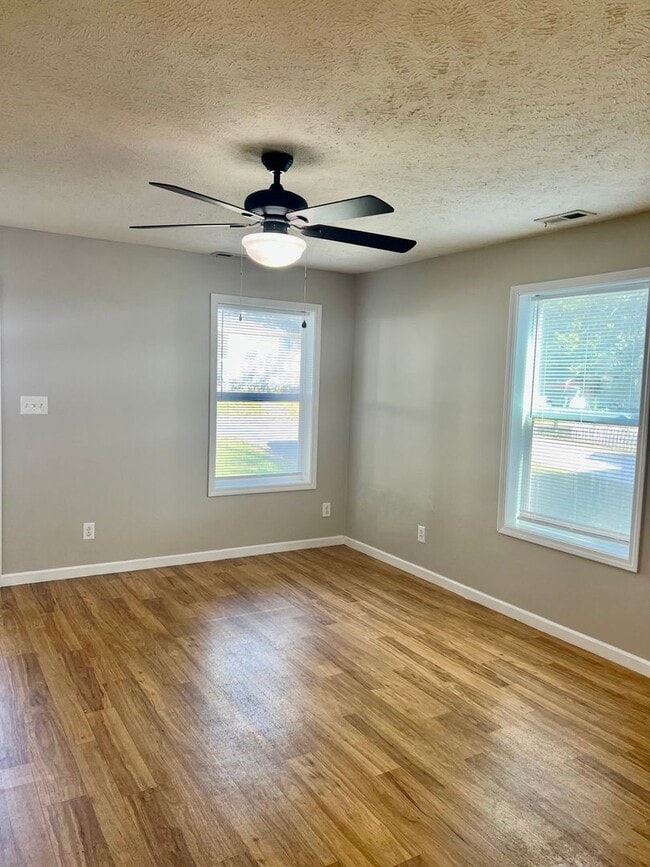 Photo - AVAILABLE NOW! 2 Bedroom Home on Main Street!