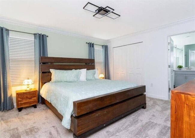 Photo - 984 Leader St