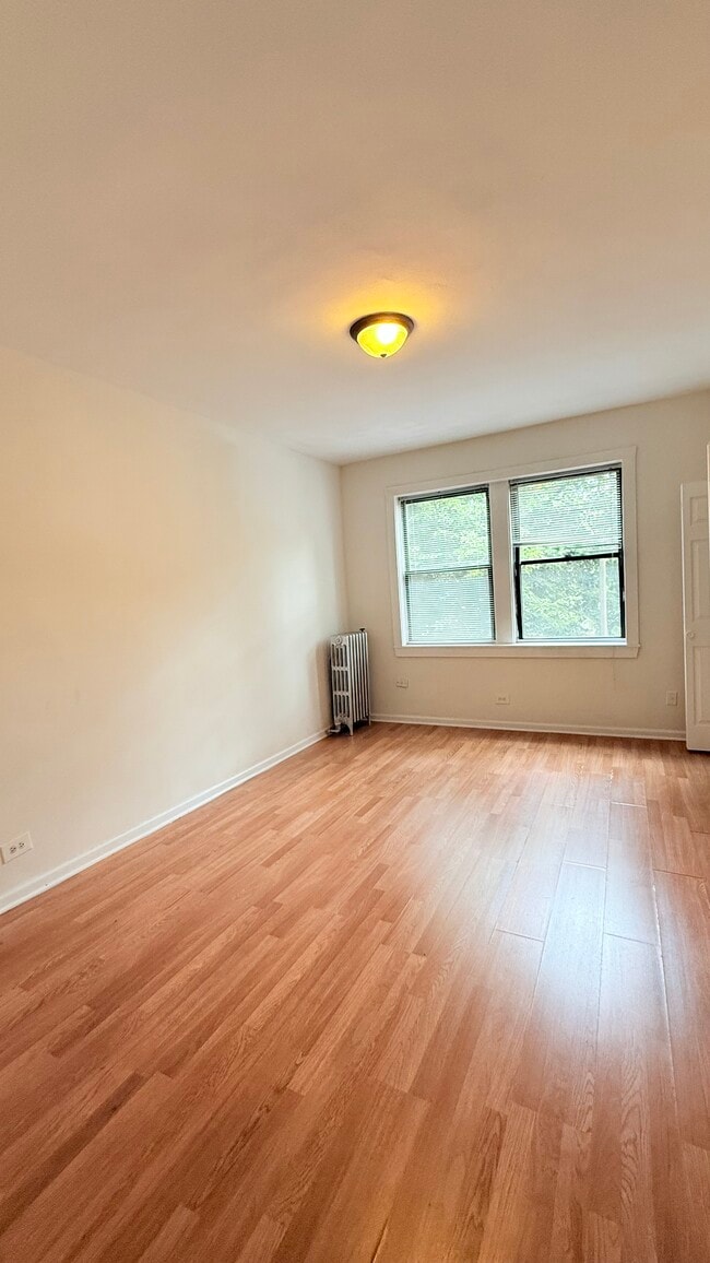 Photo - 843 W Sheridan Rd Apartments Unit 202