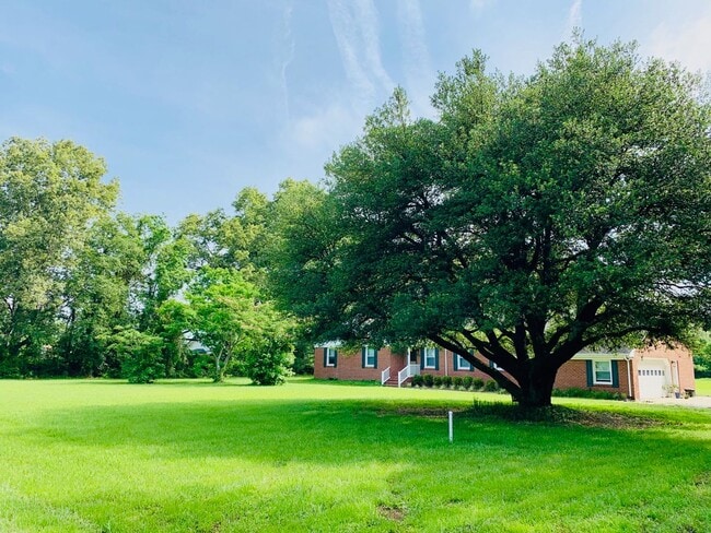 Building Photo - Beautiful Home with a Country Setting