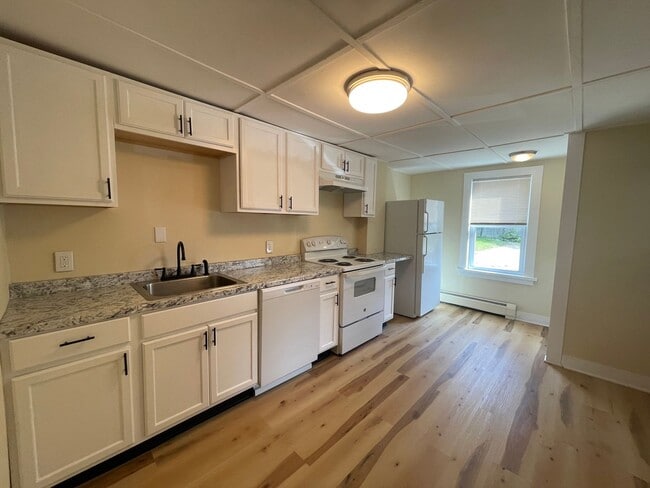 Building Photo - 862 Main St Unit 862 Main Rental