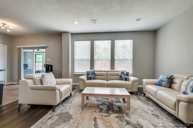 Photo - 817 Pryor Dr