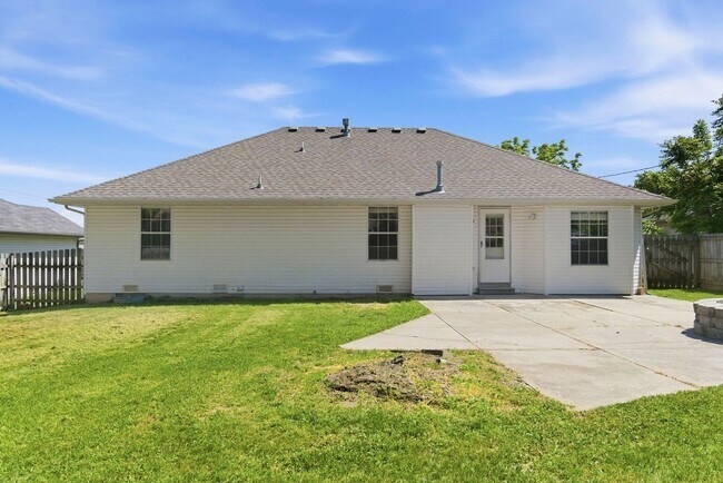 Photo - Nixa 3 bed 2 bath 2 car garage home!