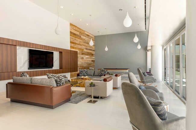 Un sofisticado salón común con cómodos asientos, TV de pantalla plana y comodidades recreativas, que ofrece un espacio perfecto para la relajación o las reuniones sociales.
