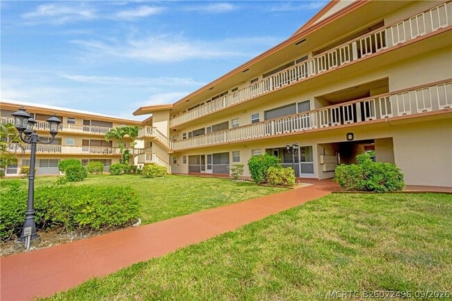Building Photo - 5300 Washington St Unit 108d