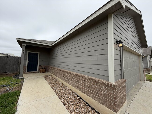 Photo - 1607 Decano Ln