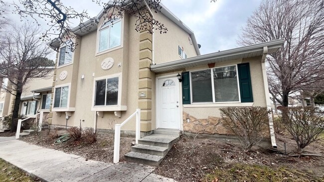 Building Photo - 4 bedroom/2.5 bathroom Townhome in West Jordan!