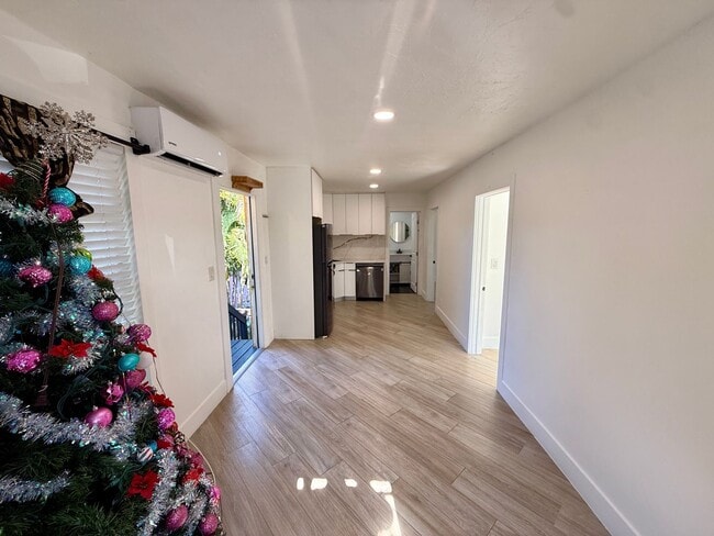 Photo - Spacious and Remodeled 2 bed 1 bath with parking!!! Unidad 1029 NW 28th Street #2