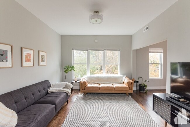 Photo - 3570 W Dickens Ave Unidad 3570 West Dickens Ave