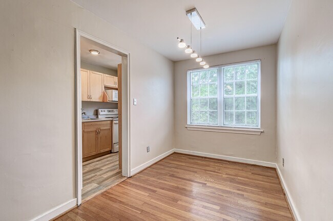Dining Room & Kitchen Entry - 109 E Glebe Rd Unit C