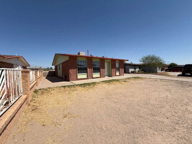 955 Versailles Dr