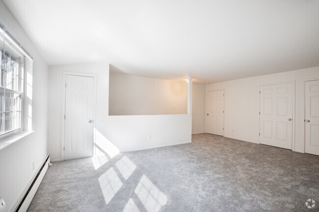 1 BR, 1 BA -806 SQFT