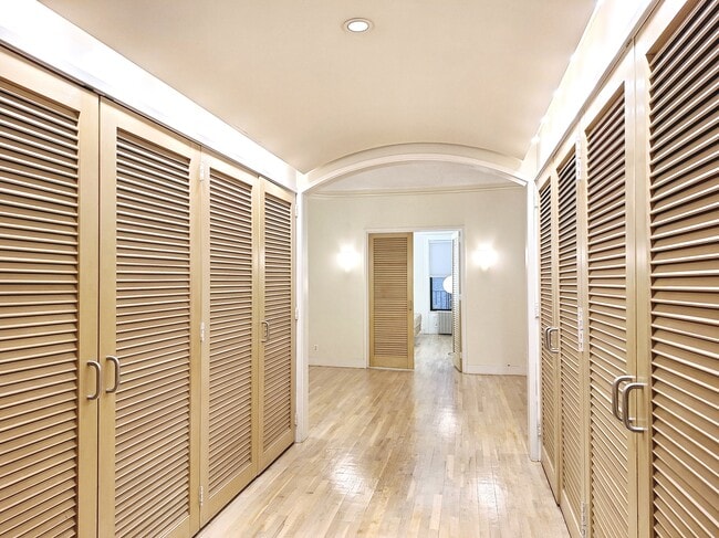 Building Photo - 127 West 56th Street Unit Apt 3R