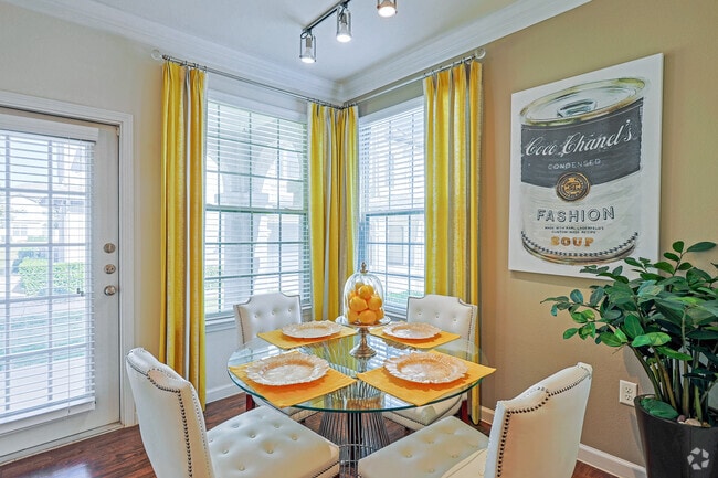 1BR, 1BA - 775SF - Dining Area